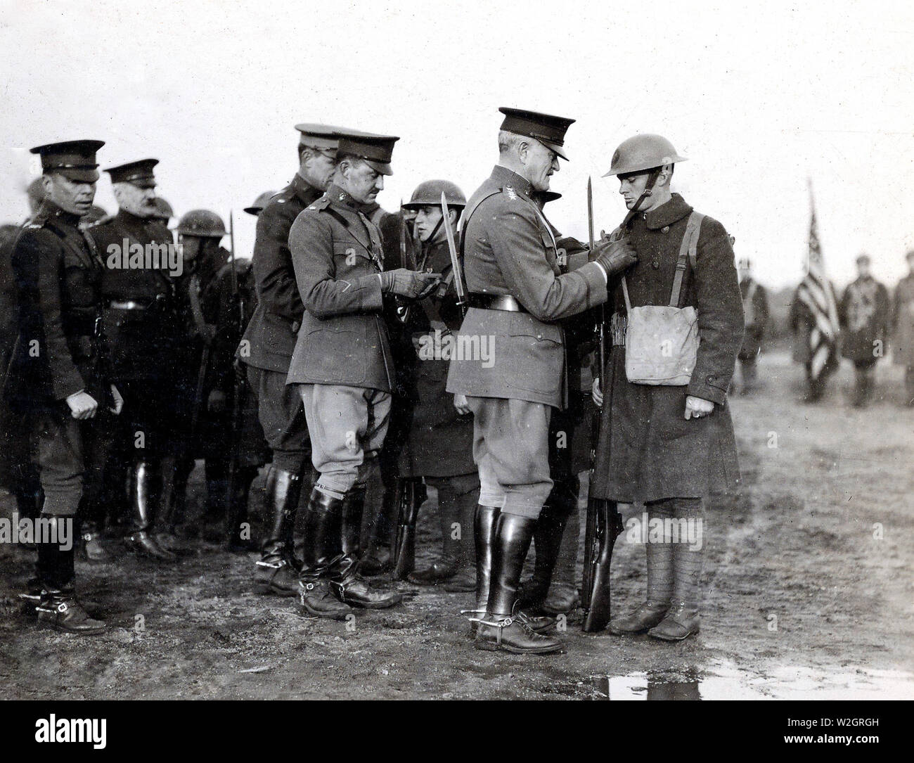 Il generale John J. Pershing, Comandante in Capo, A.E.F., decora Caporale James A. Cavanaugh, Co. D, 102ND. Engrs., 27th. La divisione. Sede centrale, secondo esercito belga, Camp, Bonnetable, Sarthe, Francia Foto Stock