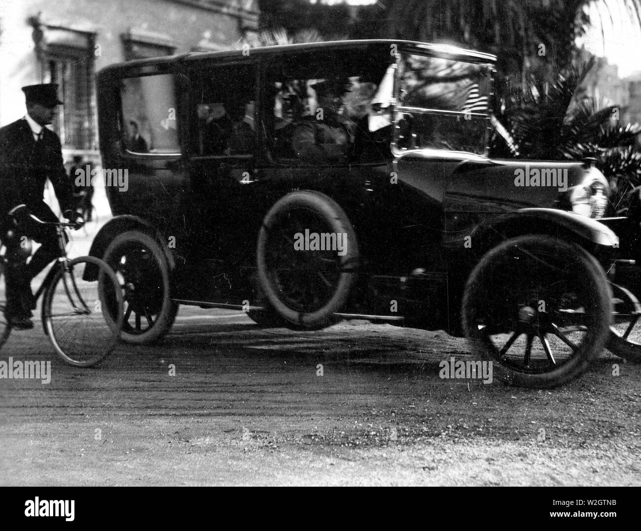 Una vista del Presidente Wilson's auto andando fuori della regina Margherita Palace. Roma, Italia ca. 1/3/1919 Foto Stock