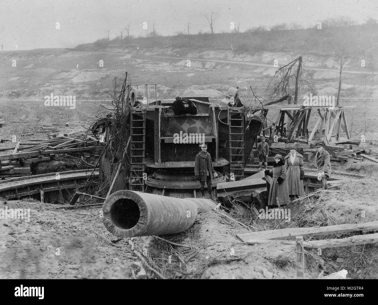 'Piccolo BERTHA' utilizzato dai tedeschi a guscio Amiens. Questo fucile è stato catturato dai canadesi, ha una quindicina di alesaggio pollici, e è di quaranta-sei metri di lunghezza. Vicino a Bray, Somme, Francia ca. 1/20/1919 Foto Stock