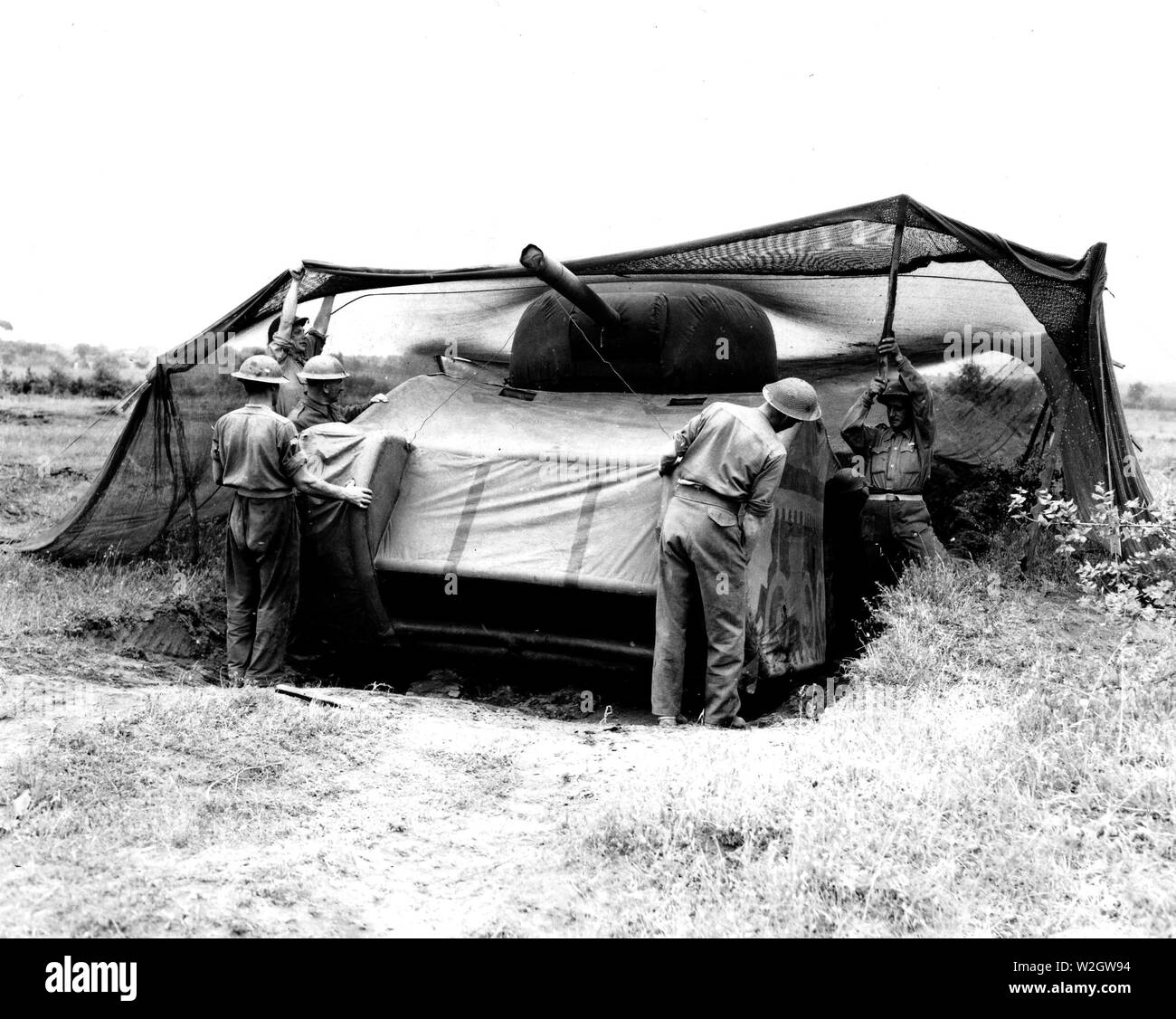 Quinto esercito. Anzio, Italia. Serbatoio fittizio progettato dalla British, fatta di gomma e gonfiato quando viene utilizzato. Può essere assemblato in 20 minuti. Quando viene utilizzato in campo può simulare le posizioni del serbatoio. Vista generale che mostra i soldati [Immissione] l'assemblato completamente falsa [serbatoio] in un mimetizzata posizione [illeg.] recentemente liberato da un mezzo serbatoio [] [illeg.] moving fino all'attacco Foto Stock