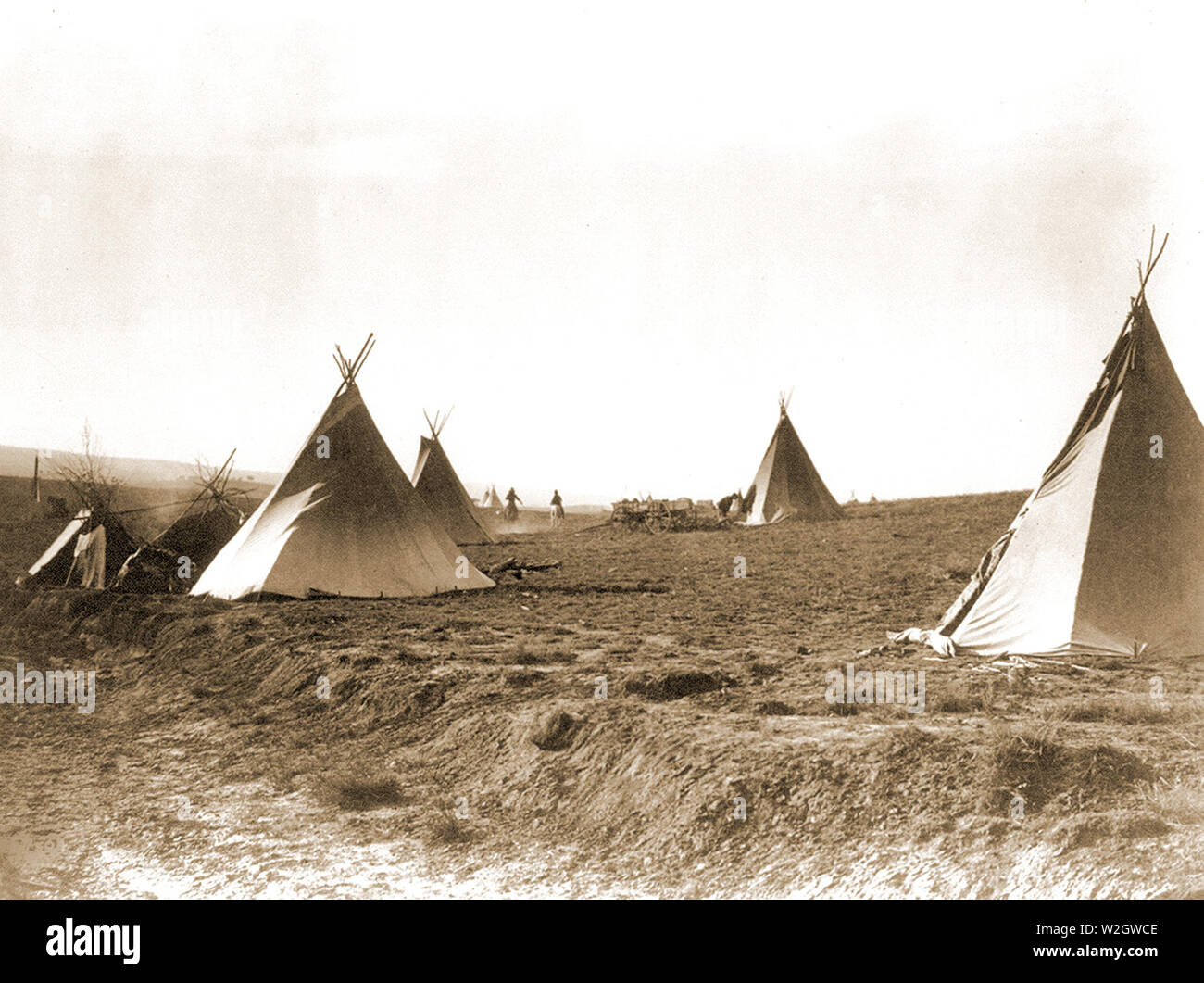 Edward S. Curtis nativi indiani americani - Diversi tipis in area aperta ca. 1905 Foto Stock
