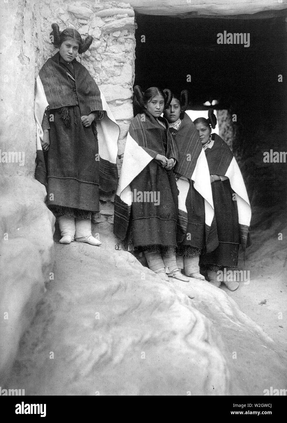 Edward S. Curtis nativi indiani americani - Walpi maidens--Hopi con esclusivo di moda capelli ca. 1906 Foto Stock