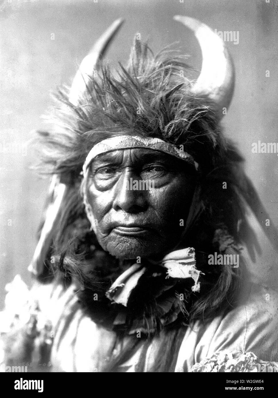 Edward S. Curtis nativi indiani americani - Bull Chief--Apsaroke ca. 1908 Foto Stock