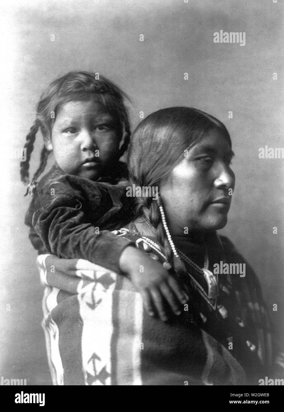 Edward S. Curtis nativi indiani americani - Apsaroke madre ca. 1908 Foto Stock