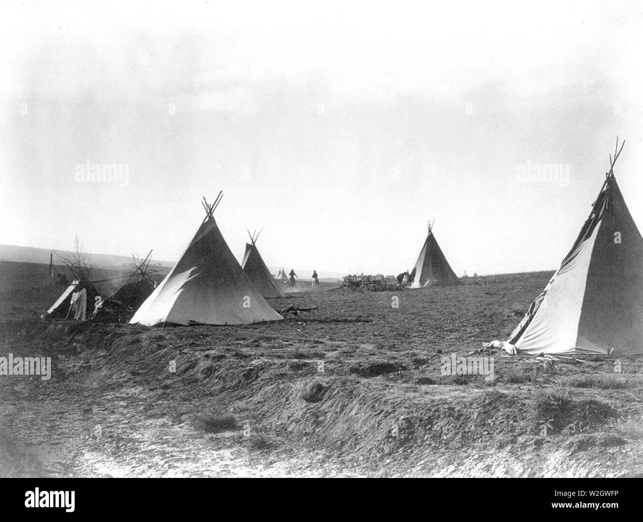 Edward S. Curtis nativi indiani americani - Diversi tipis in area aperta ca. 1905 Foto Stock