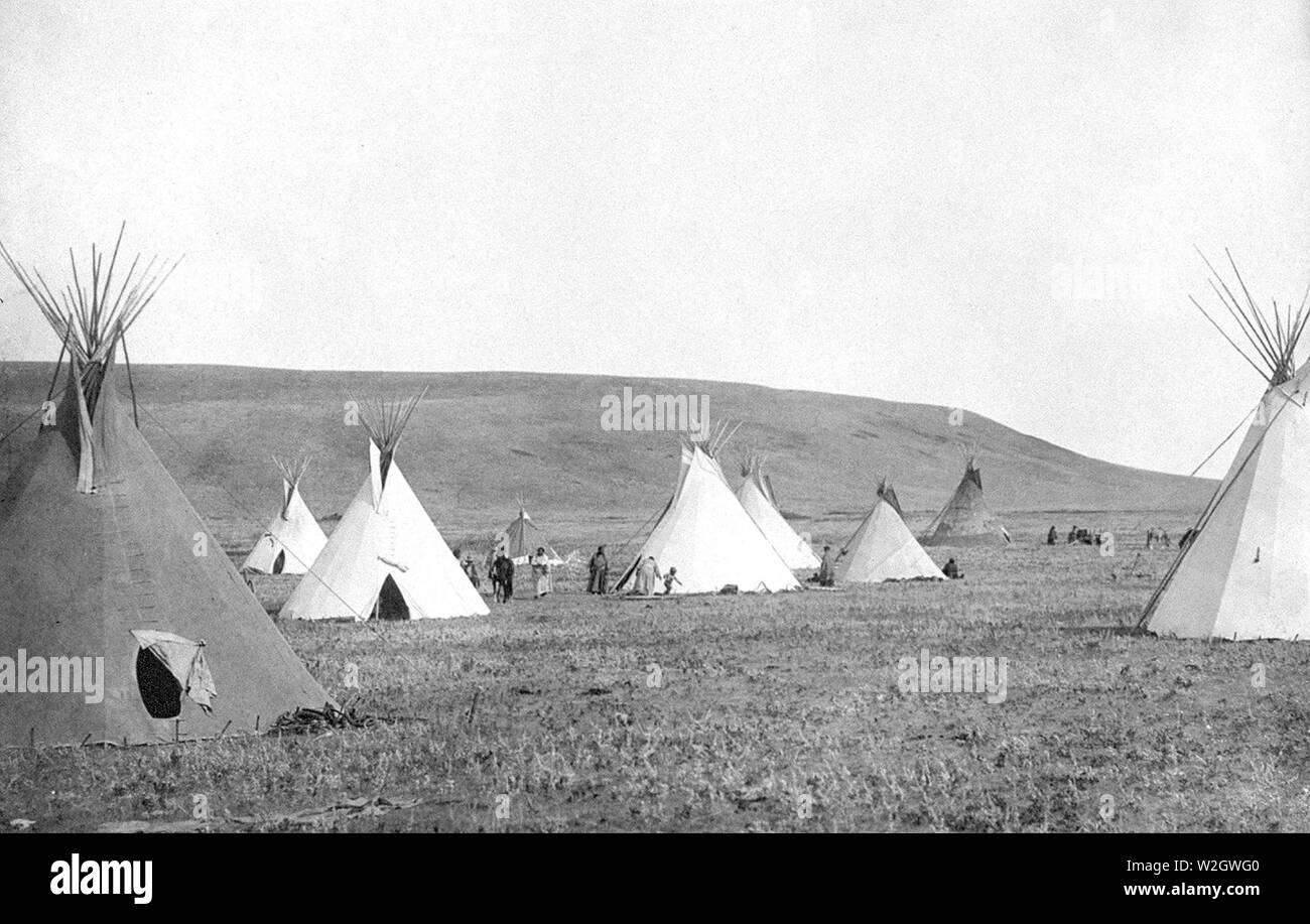 Edward S. Curtis nativi indiani americani - Atsina camp tipis scena sulle pianure ca. 1908 Foto Stock