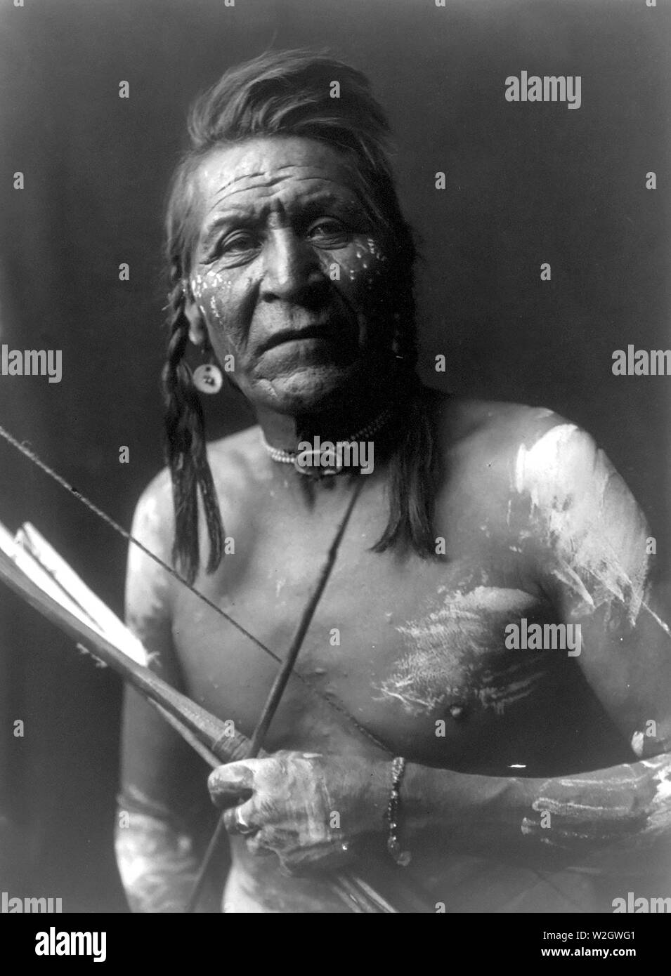 Edward S. Curtis nativi indiani americani - Due Leggings - Apsaroke ca. 1908 Foto Stock