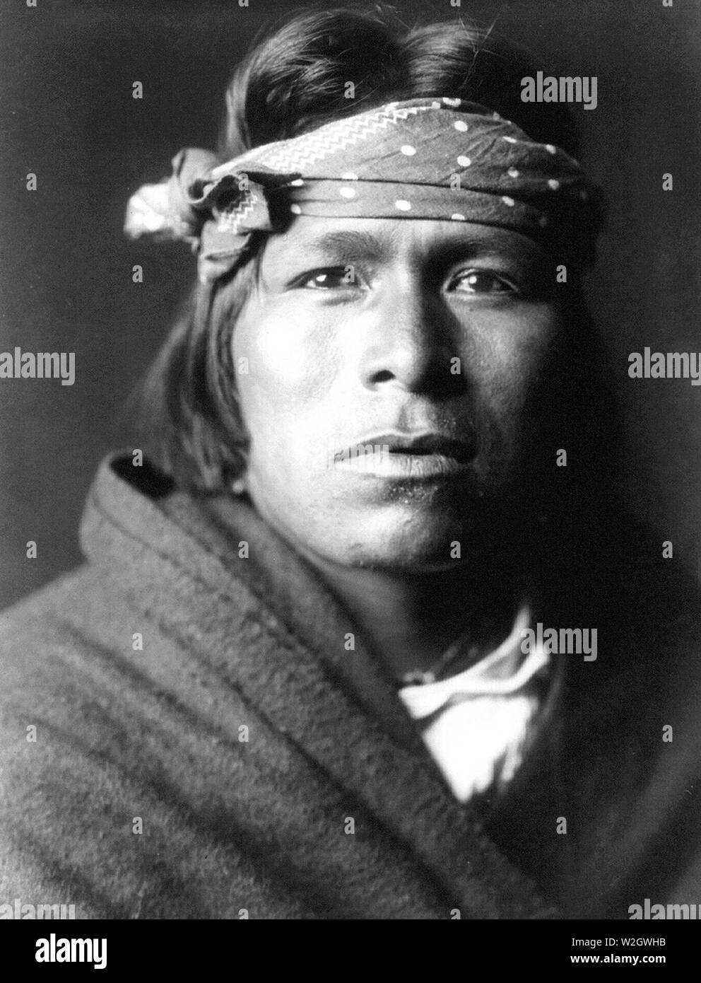 Edward S. Curtis nativi indiani americani - Ritratto di un Acoma uomo indiano ca. 1905 Foto Stock