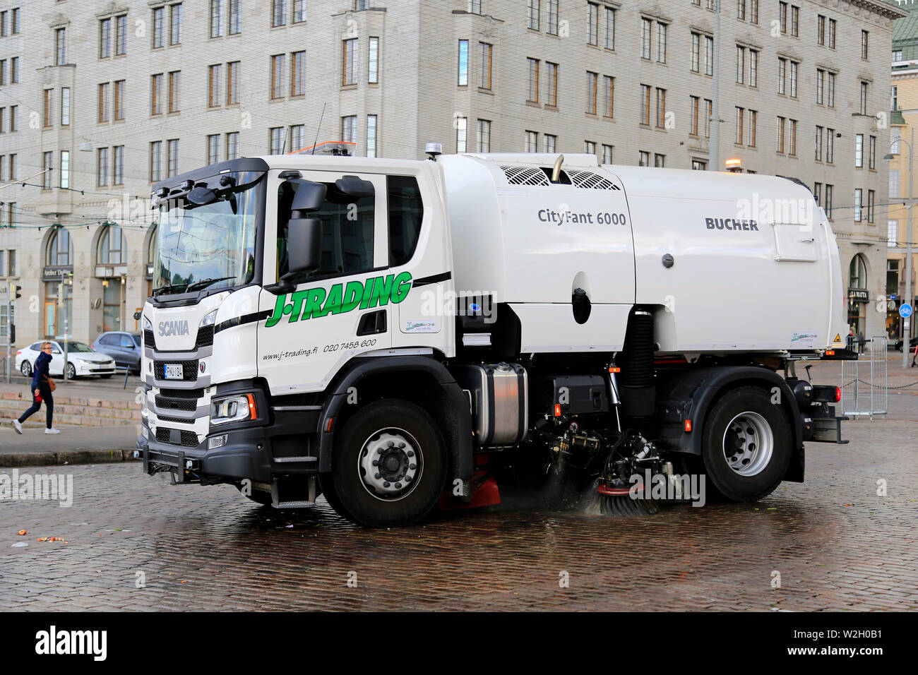 Helsinki, Finlandia. Luglio 2, 2019. Prossima generazione di Scania P320 montato Cityfant Buchner 6000 spazzatrice di J-Trading pulisce Helsinki Piazza del Mercato. Foto Stock