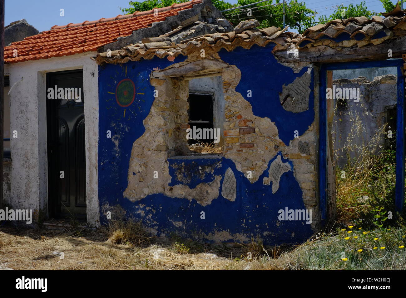 Progettato artistico blue graffiti su una vecchia/nuova casa situata in Afionis Corfù Foto Stock
