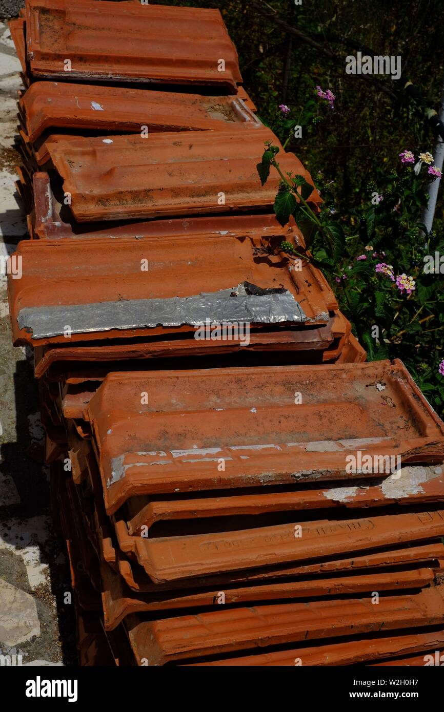 Rustico arancione/marrone tegole del tetto situati in una stradina nel borgo collinare di Afionis a Corfù Foto Stock