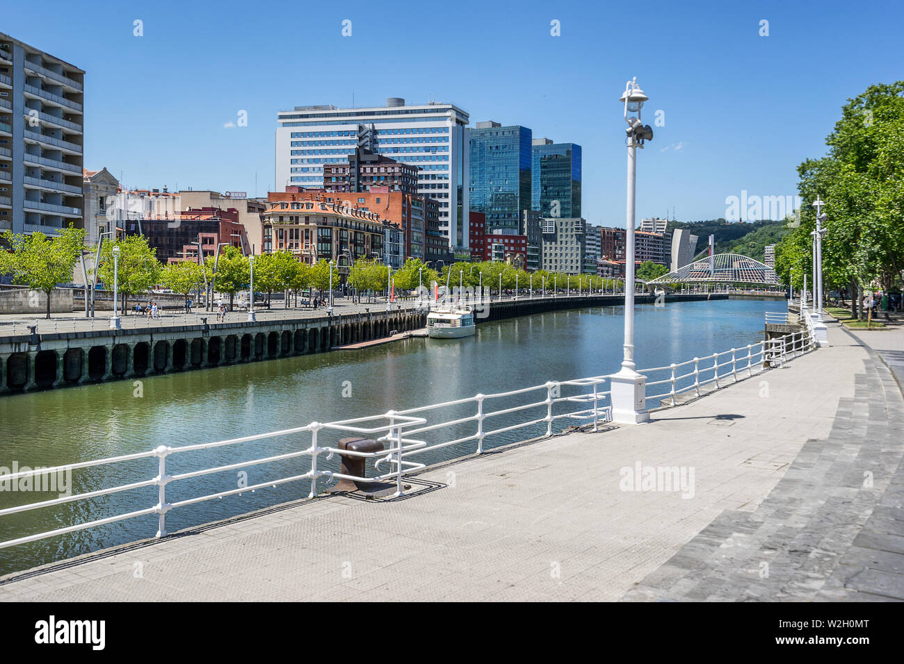 Guardando in giù il fiume di Bilbao nella città basca di Bilbao Foto Stock