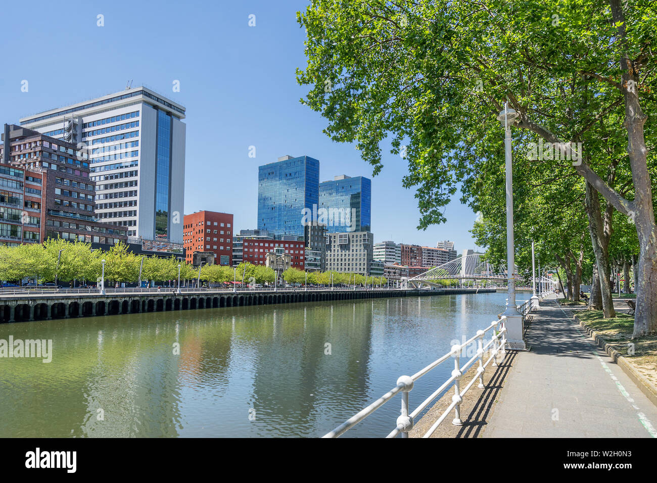 Guardando in giù il fiume di Bilbao nella città basca di Bilbao Foto Stock