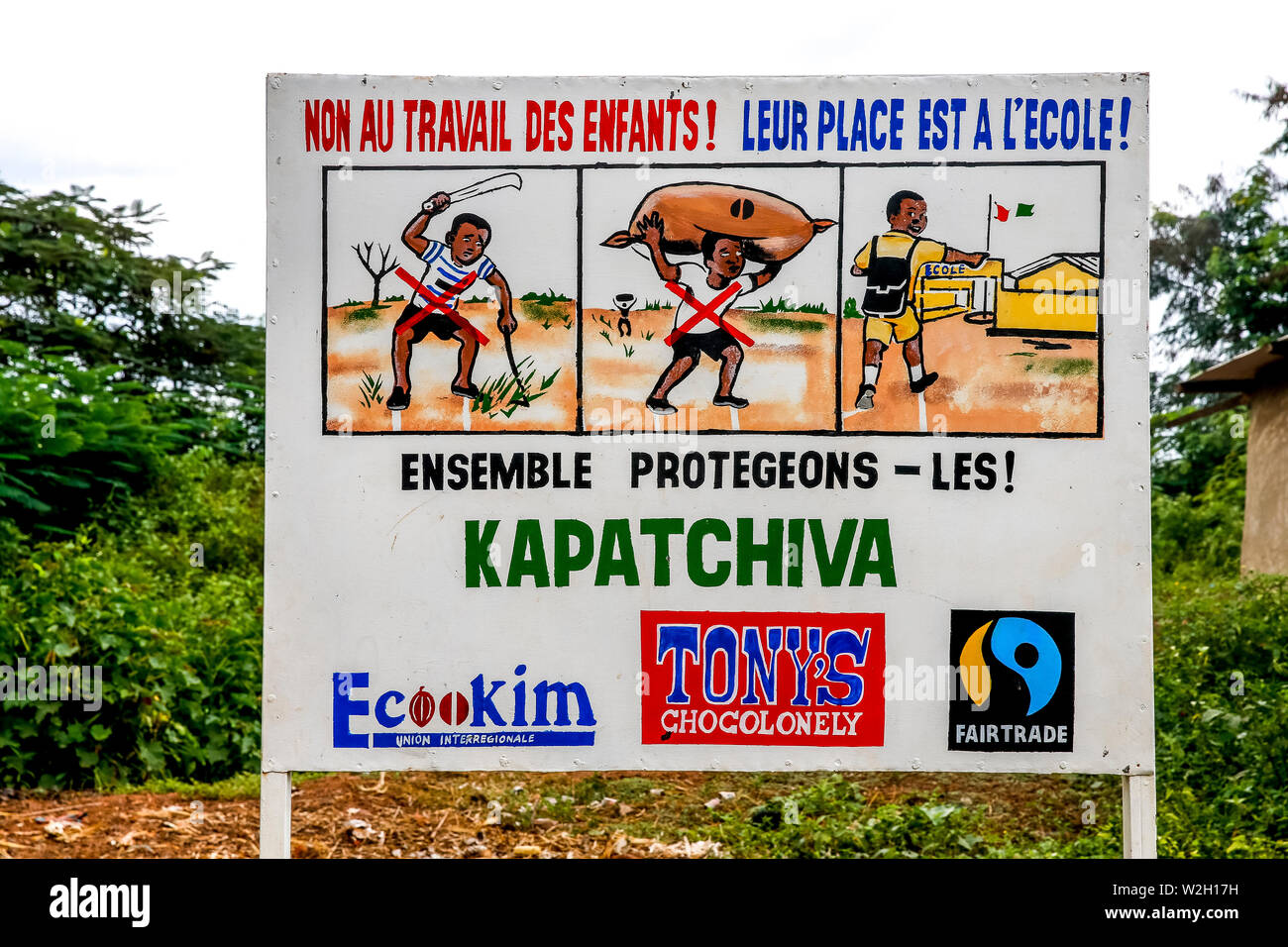 Segno avvertimento contro il lavoro minorile in Daloa piantagione zona, Costa d'Avorio. Foto Stock