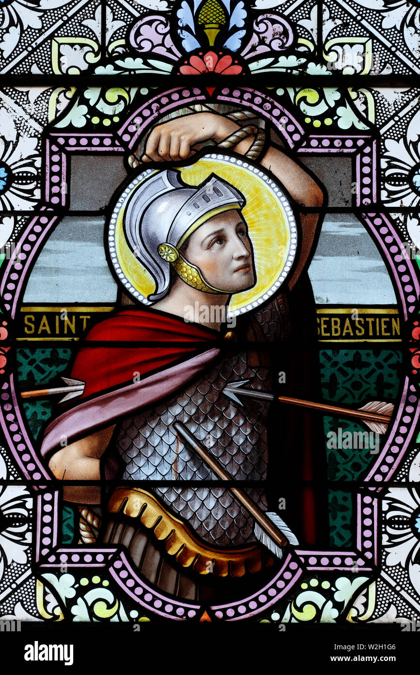 Il Martirio di San Sebastiano. Finestra di vetro colorato. Combloux. La Francia. Foto Stock