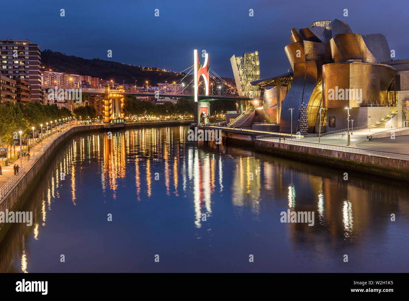 Museo Guggenheim nella città basca di Bilbao Foto Stock