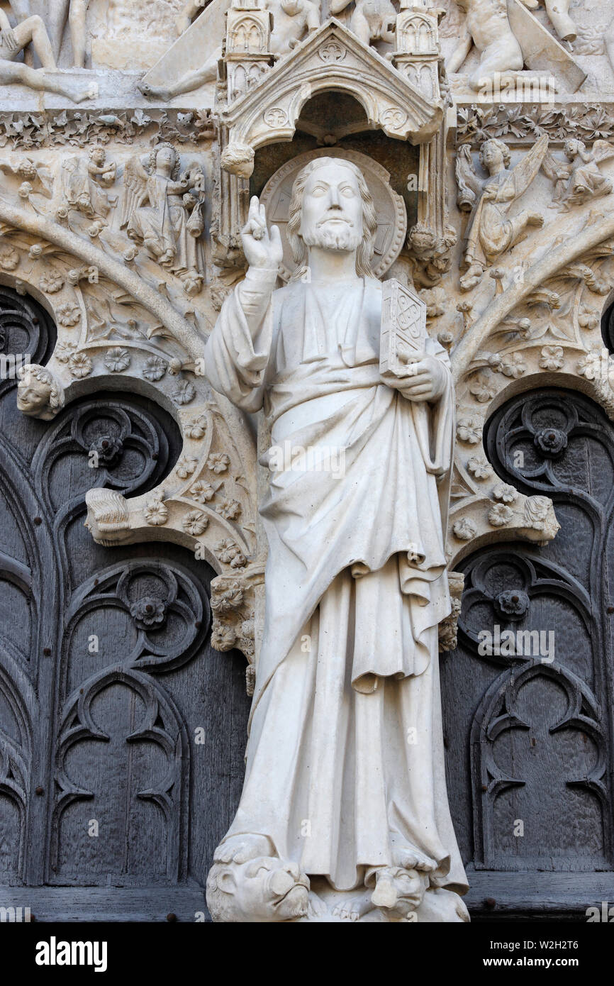 La cattedrale di Saint-Etienne, Bourges, Francia. La facciata occidentale. Gesù statua di Cristo sul giudizio ultimo portale. Foto Stock