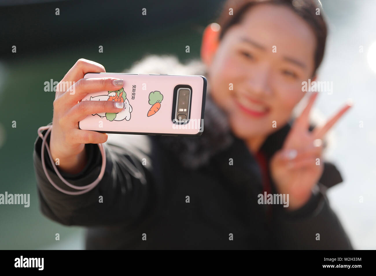 Giovani donne asiatiche prendendo un selfie. Venezia. L'Italia. Foto Stock