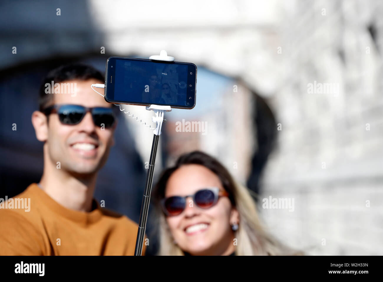 Coppia giovane prendendo un selfie sul Ponte dei Sospiri. Venezia. L'Italia. Foto Stock