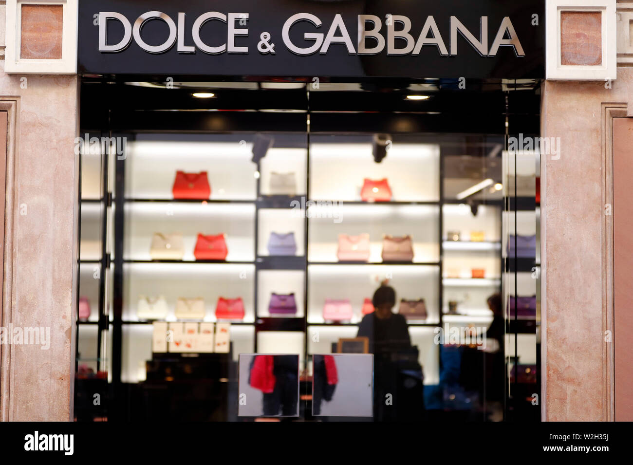 Dolce e Gabbana boutique window display. Verona. L'Italia Foto stock - Alamy