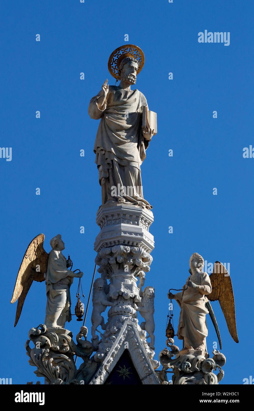 Basilica di San Marco. Statua di San Marco, patrono di Venezia, circondato da angeli. Venezia. L'Italia. Foto Stock