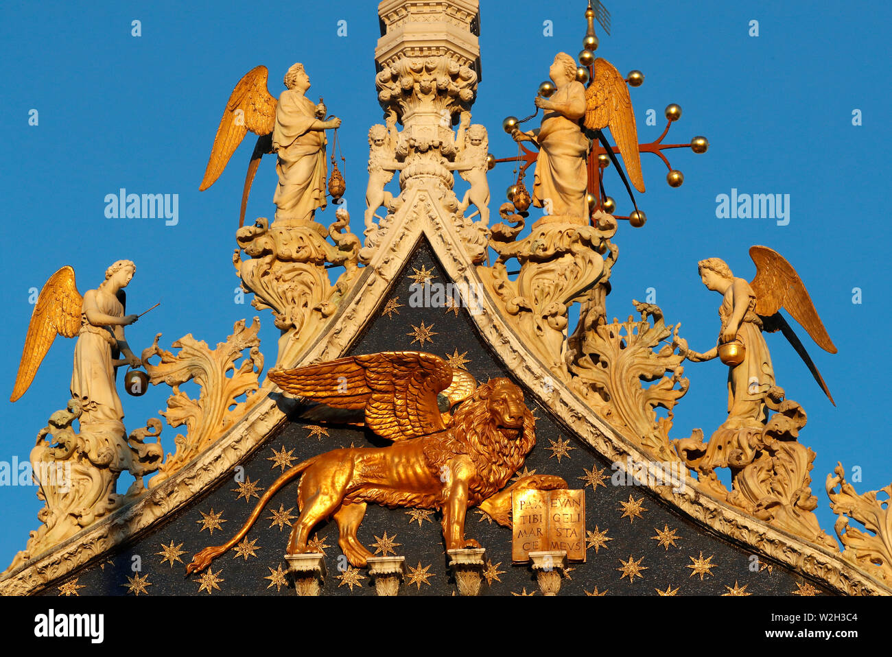 Basilica di San Marco. San Marco con gli angeli sopra il leone alato simbolo di Venezia e il San. Golden leone alato statua con angeli sulla basilica fac Foto Stock