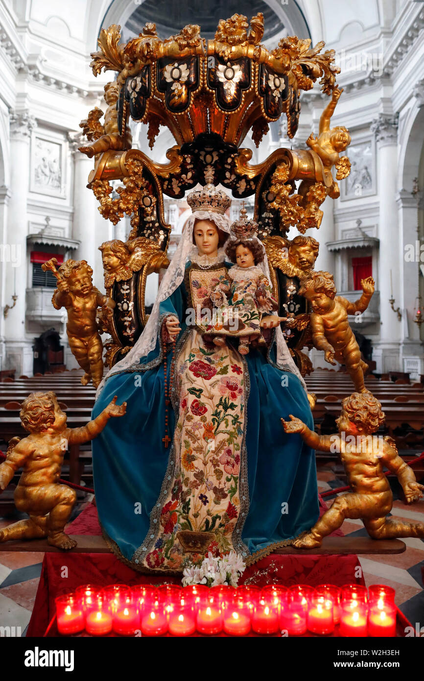 La Madonna e il bambino del secolo 18. La Regina del santo rosario seduto sul trono da F Bernardoni ha. Venezia. L'Italia. Foto Stock