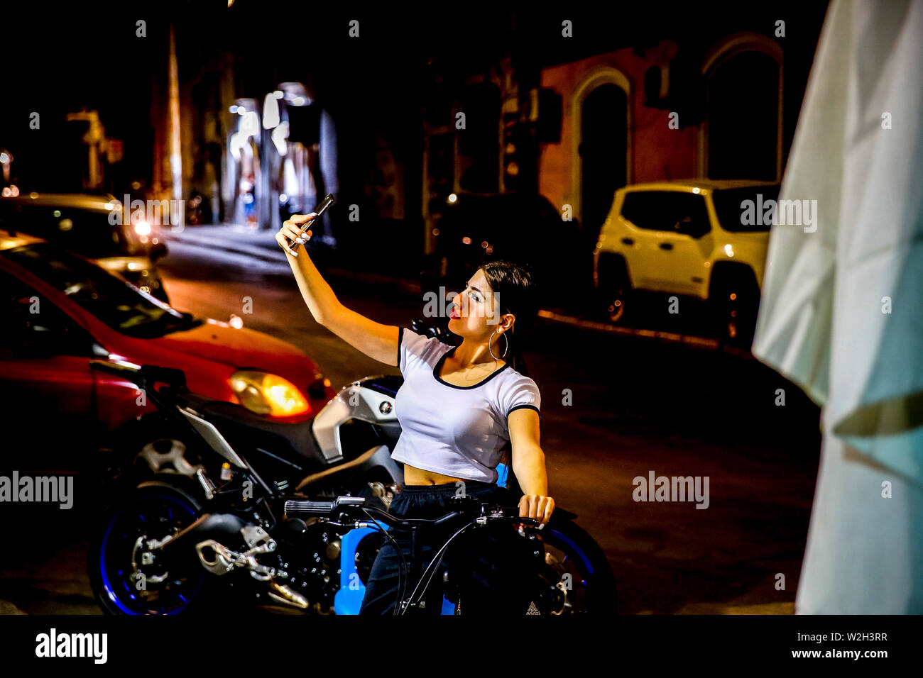Giovane donna prendendo un selfie a Catania, Sicilia, Italia. Foto Stock