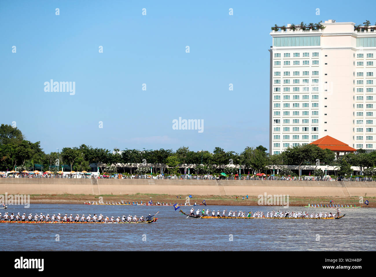 Phnom Penh celebra Bon Om Touk, il cambogiano Festival dell'acqua, con dragon boat racing sul fiume Tonle Sap. Cambogia. Foto Stock