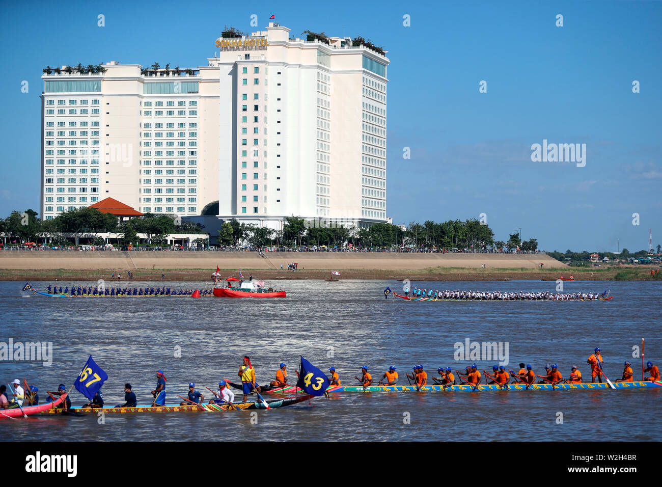 Phnom Penh celebra Bon Om Touk, il cambogiano Festival dell'acqua, con dragon boat racing sul fiume Tonle Sap. Cambogia. Foto Stock