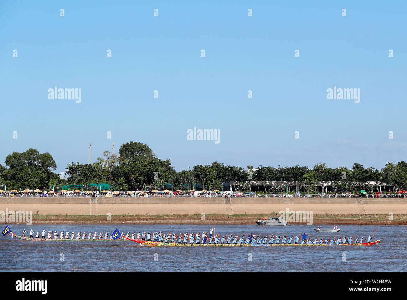 Phnom Penh celebra Bon Om Touk, il cambogiano Festival dell'acqua, con dragon boat racing sul fiume Tonle Sap. Cambogia. Foto Stock