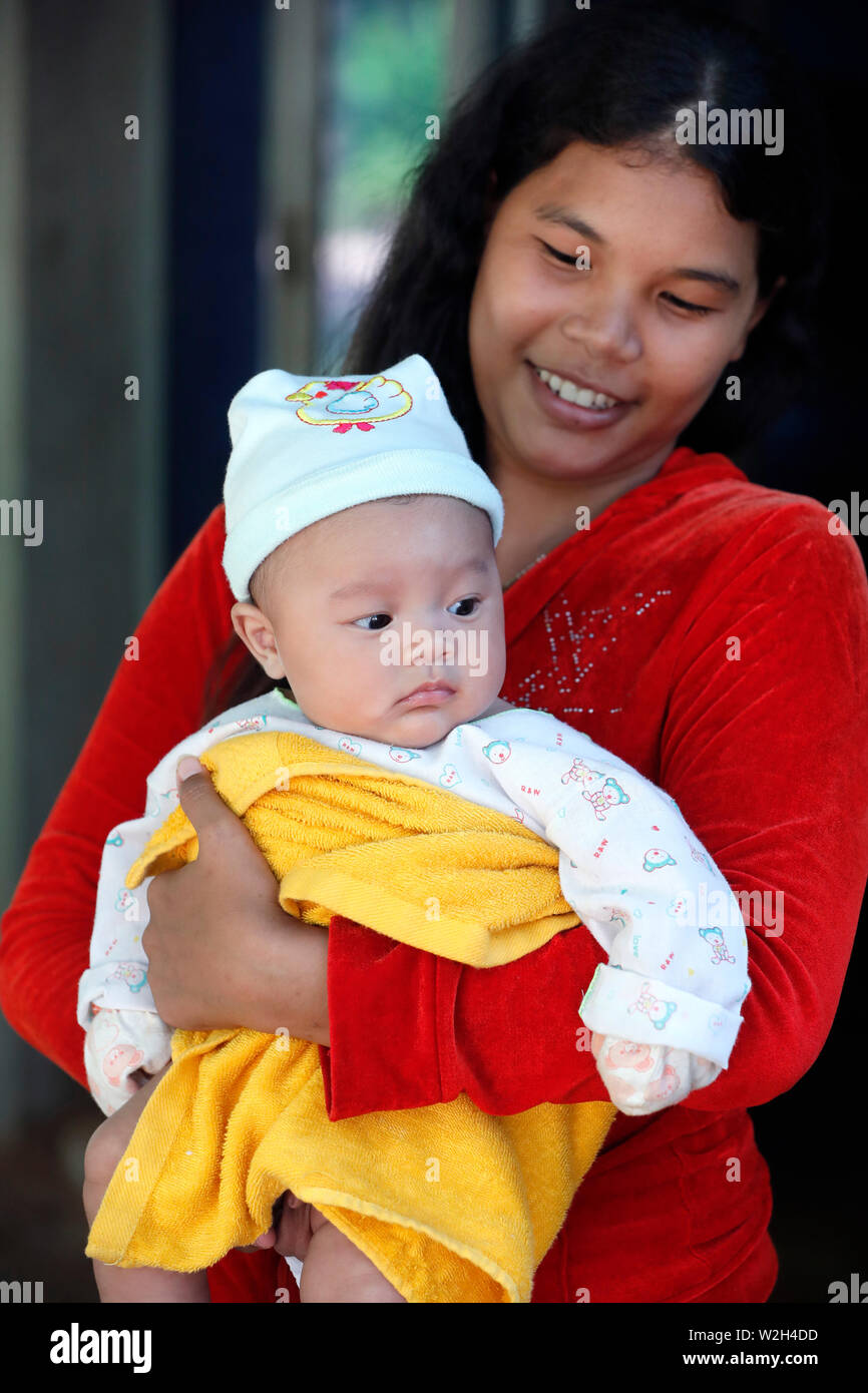 Madre con bambino in braccia Kep. Cambogia. Foto Stock