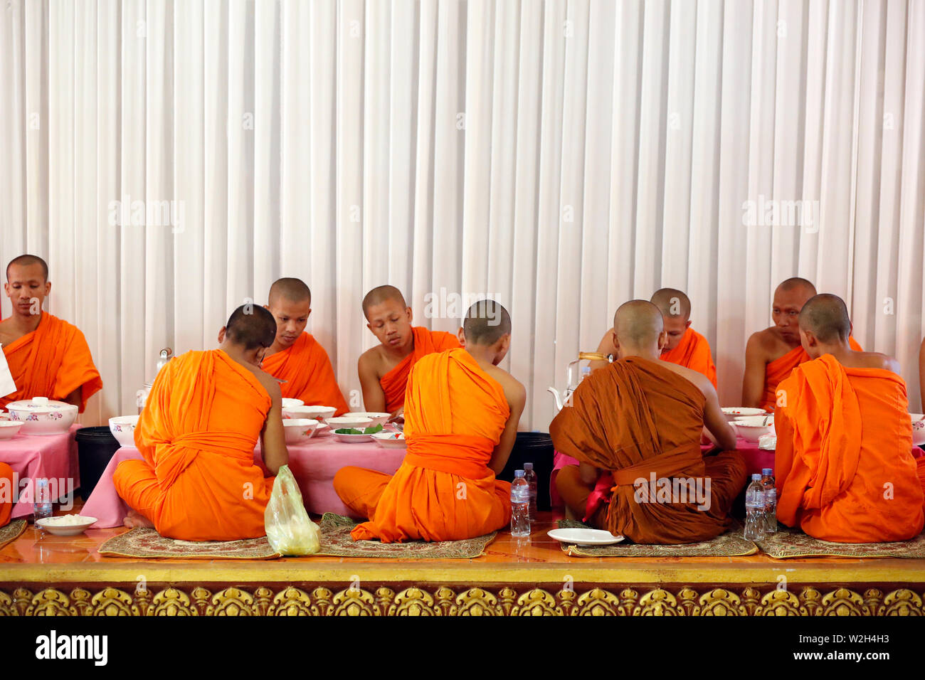 Srahchork monastero buddista. I monaci buddisti a pranzo. Cibo vegetariano. Phnom Penh. Cambogia. Foto Stock