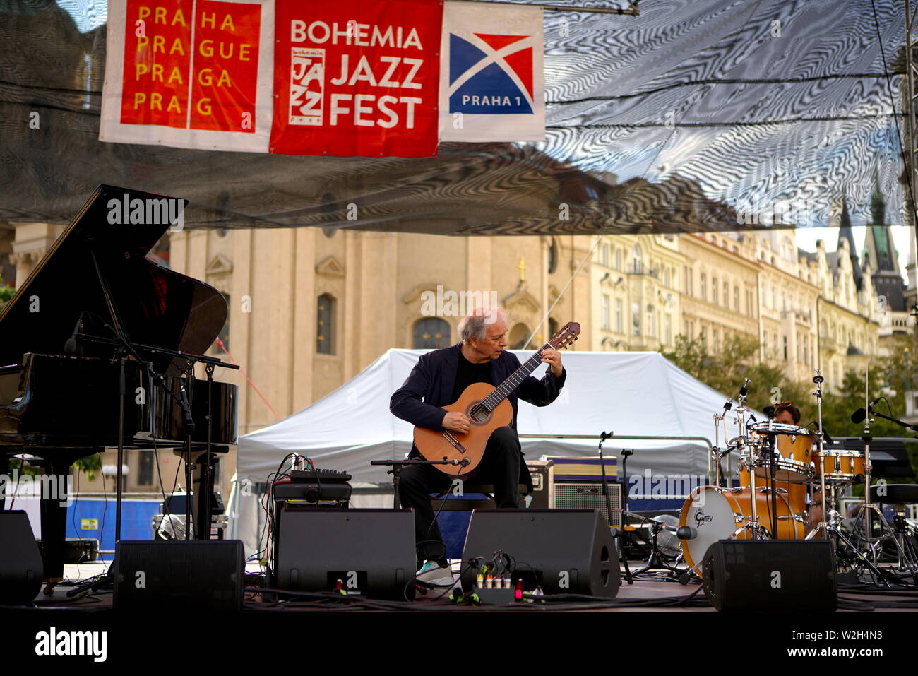 Praga, Repubblica Ceca. 8 Luglio, 2019. American multi-strumentista Ralph Towner suona la chitarra in Boemia JazzFest 2019 a Praga e nella Repubblica ceca, Luglio 8, 2019. Boemia JazzFest 2019, uno dei più grandi festival musicali estivi in Europa, aperto qui il lunedì. Il festival durerà fino a luglio 15, dotate di headline artisti provenienti da tutto il mondo giocando in città tra cui Praga, Pilsen e Buro. Credito: Dana Kesnerova/Xinhua/Alamy Live News Foto Stock