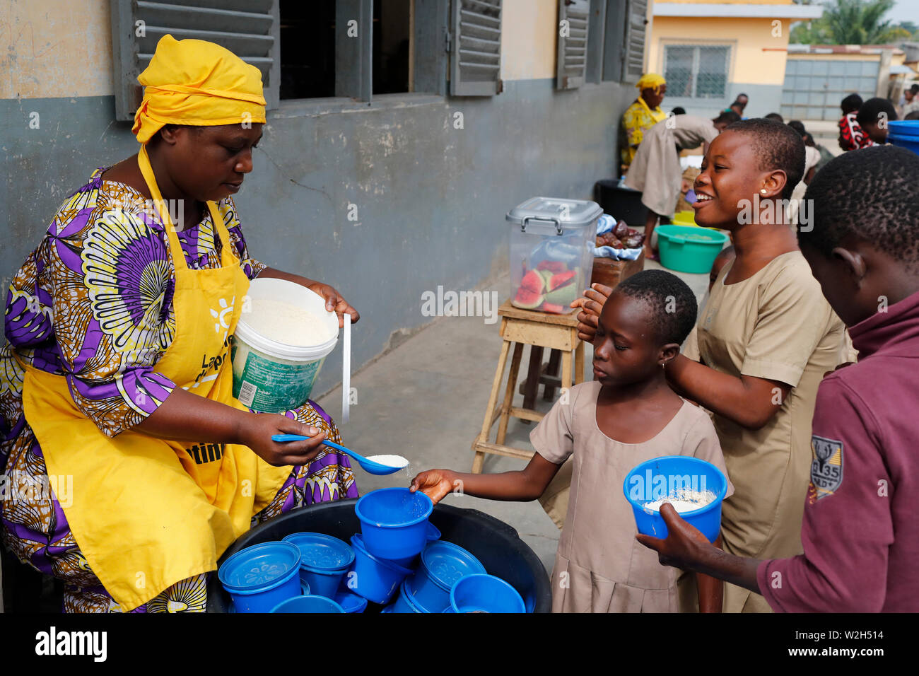 Africani scuola primaria sponsorizzato da ong francese : la Chaine de l'Espoir. La distribuzione di cibo. Lomé. Il Togo. Foto Stock