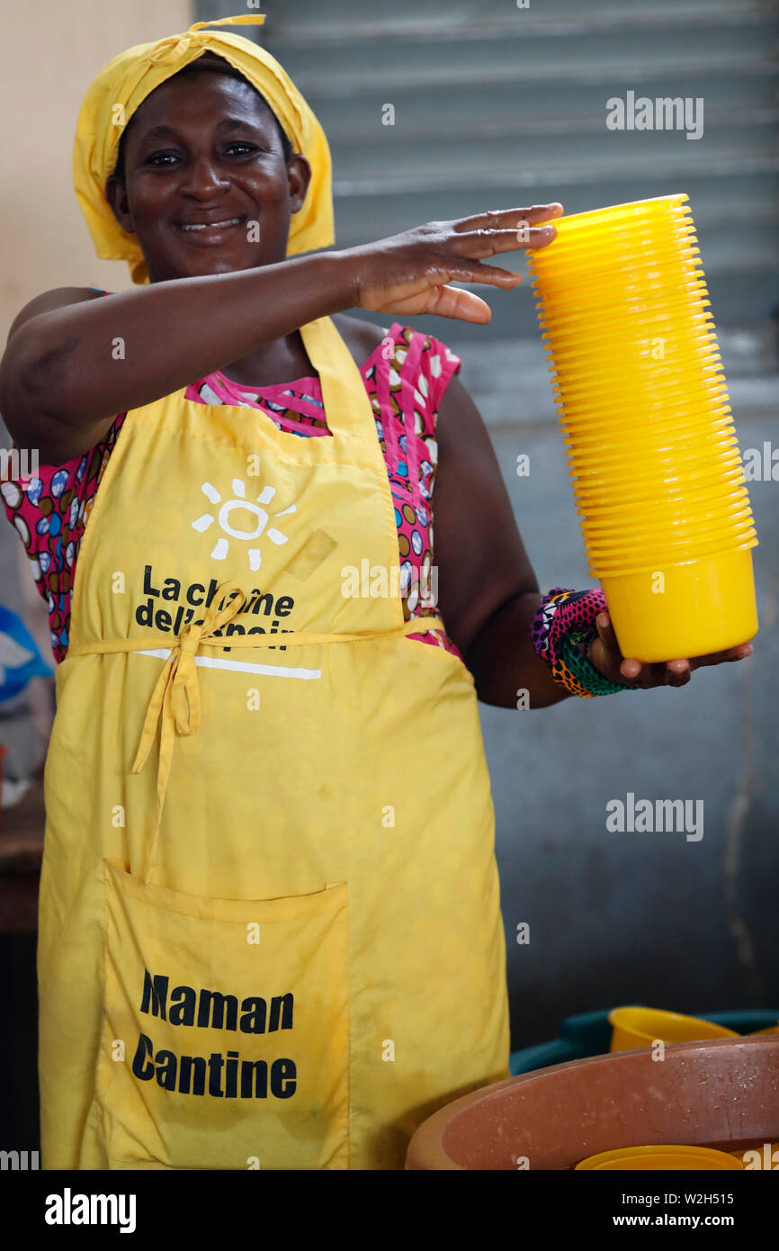 Africani scuola primaria sponsorizzato da ong francese : la Chaine de l'Espoir. La distribuzione di cibo. Lomé. Il Togo. Foto Stock