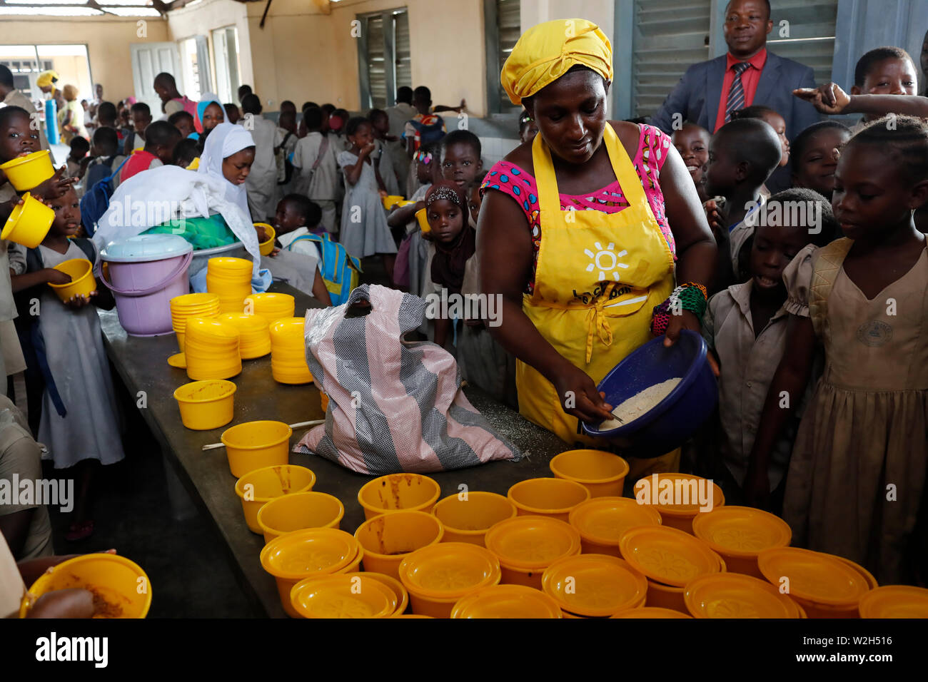 Africani scuola primaria sponsorizzato da ong francese : la Chaine de l'Espoir. La distribuzione di cibo. Lomé. Il Togo. Foto Stock