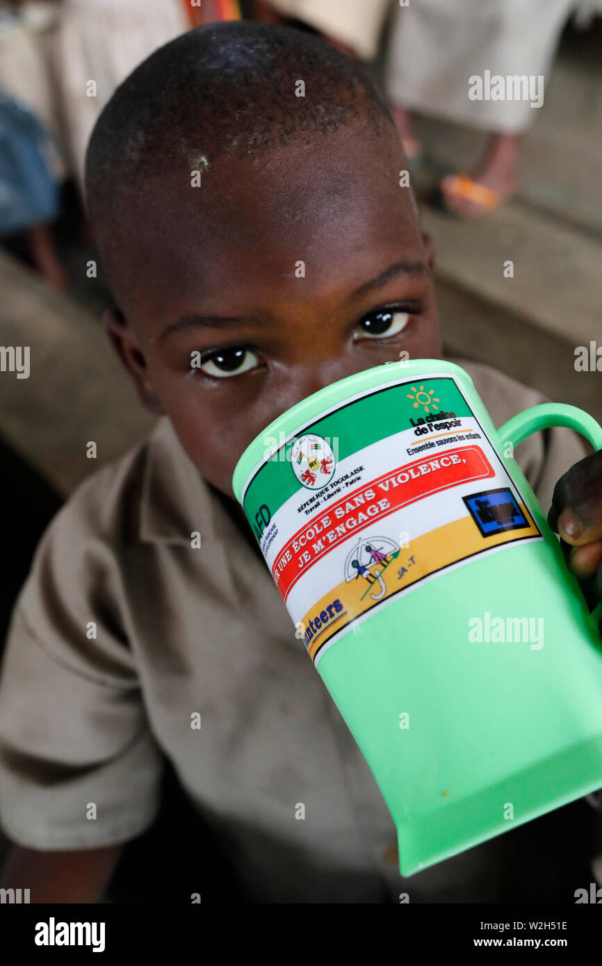 Africani scuola primaria. Bambini sponsorizzati dalla ong francese : la Chaine de l'Espoir. Lomé. Il Togo. Foto Stock