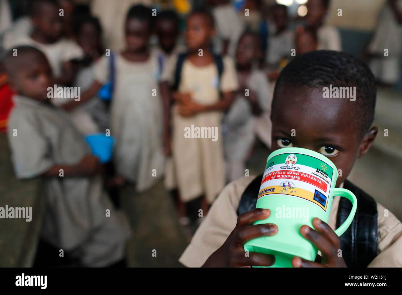 Africani scuola primaria. Bambini sponsorizzati dalla ong francese : la Chaine de l'Espoir. Lomé. Il Togo. Foto Stock