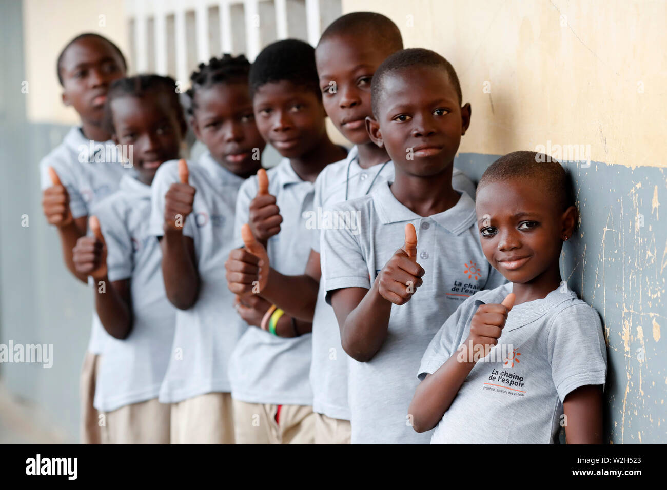 Africani scuola primaria. Bambini sponsorizzati dalla ong francese : la Chaine de l'Espoir. ( Catena di speranza ). Lomé. Il Togo. Foto Stock