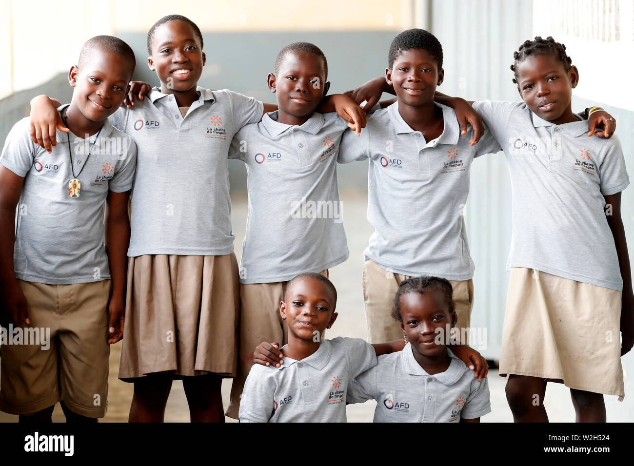 Africani scuola primaria. Bambini sponsorizzati dalla ong francese : la Chaine de l'Espoir. ( Catena di speranza ). Lomé. Il Togo. Foto Stock