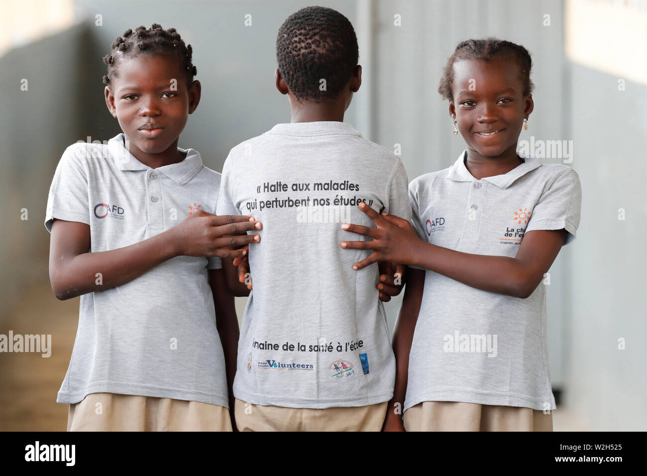 Africani scuola primaria. Bambini sponsorizzati dalla ong francese : la Chaine de l'Espoir. ( Catena di speranza ). Lomé. Il Togo. Foto Stock