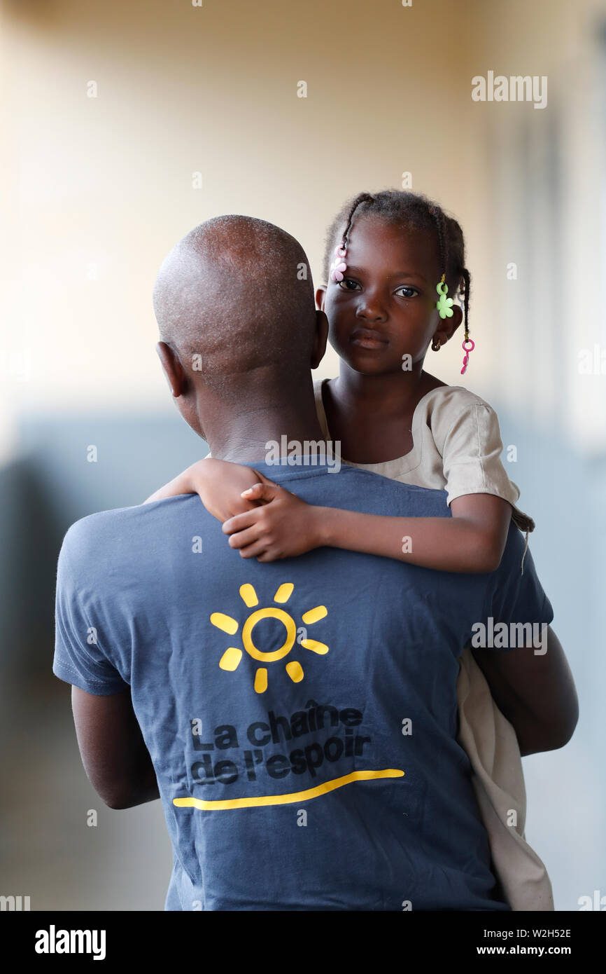 Africani scuola primaria. Bambino sponsorizzato da ong francese : la Chaine de l'Espoir. ( Catena di speranza ). Lomé. Il Togo. Foto Stock