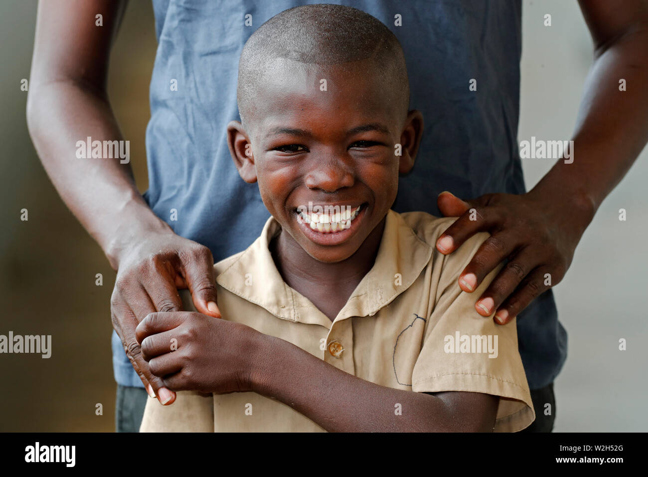 Africani scuola primaria. Bambino sponsorizzato da ong francese : la Chaine de l'Espoir. ( Catena di speranza ). Lomé. Il Togo. Foto Stock