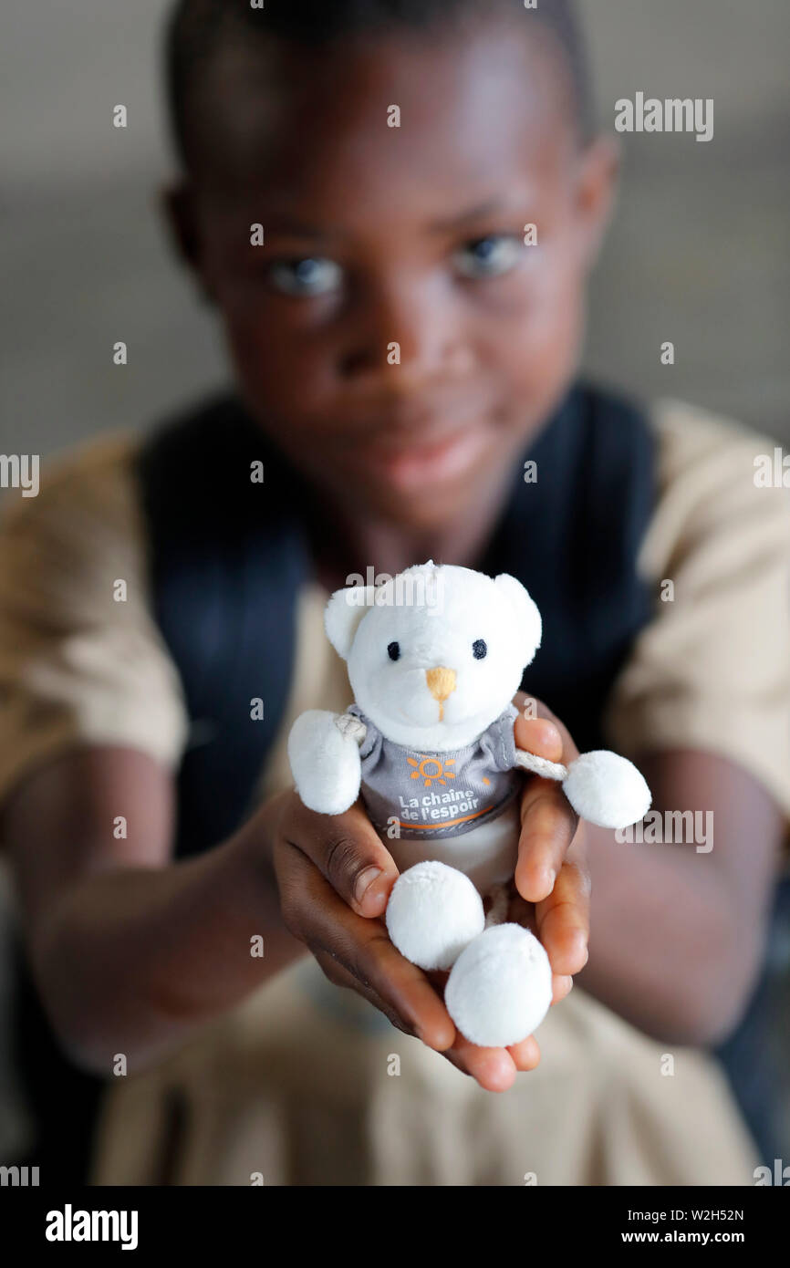 Africani scuola primaria. Bambino sponsorizzato da ong francese : la Chaine de l'Espoir. ( Catena di speranza ). Lomé. Il Togo. Foto Stock