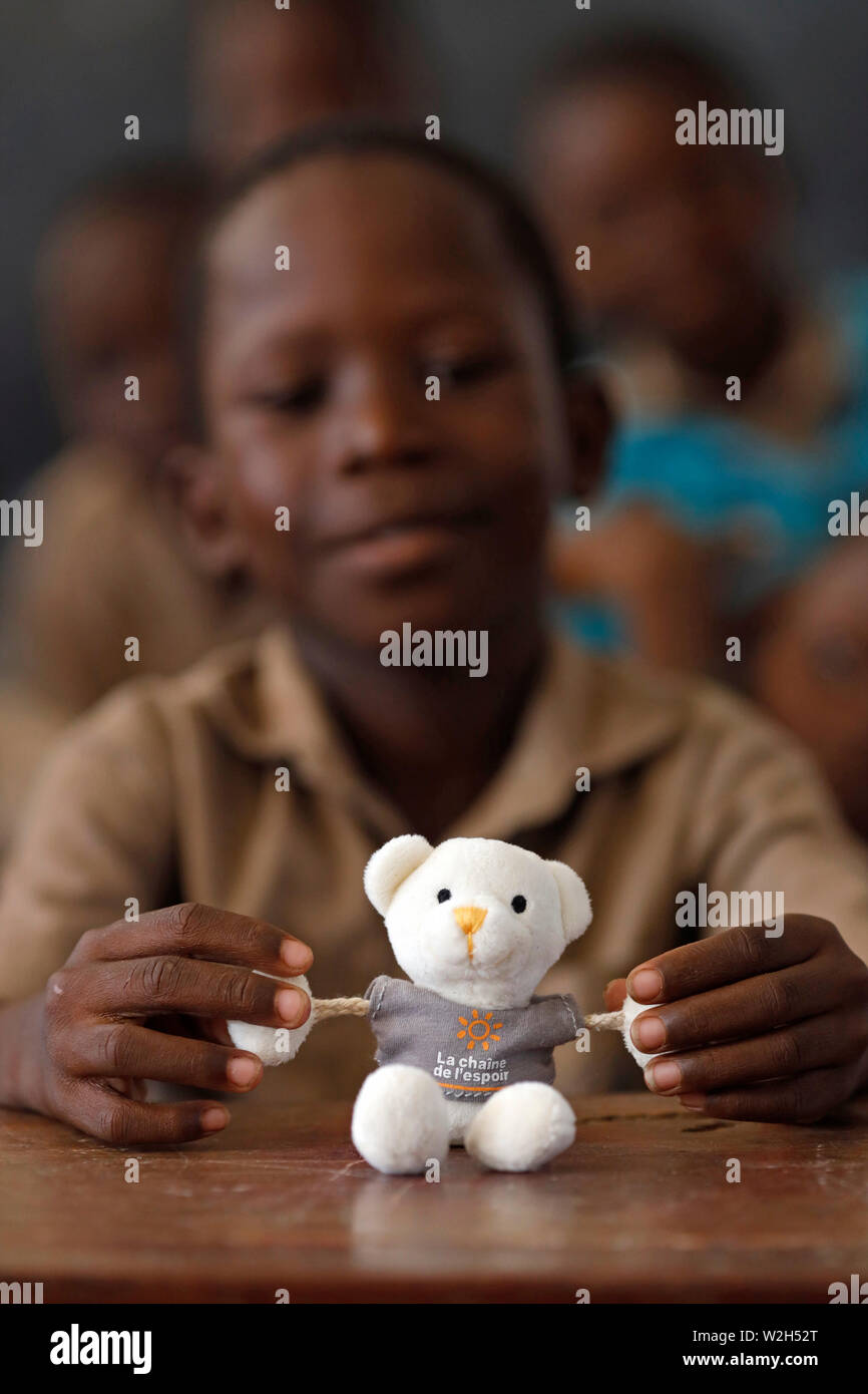 Africani scuola primaria. Bambino sponsorizzato da ong francese : la Chaine de l'Espoir. ( Catena di speranza ). Lomé. Il Togo. Foto Stock