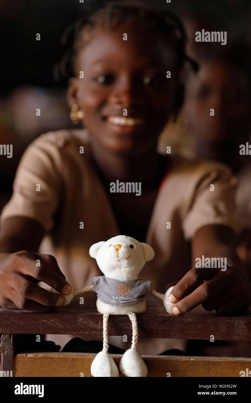 Africani scuola primaria. Bambino sponsorizzato da ong francese : la Chaine de l'Espoir. ( Catena di speranza ). Lomé. Il Togo. Foto Stock