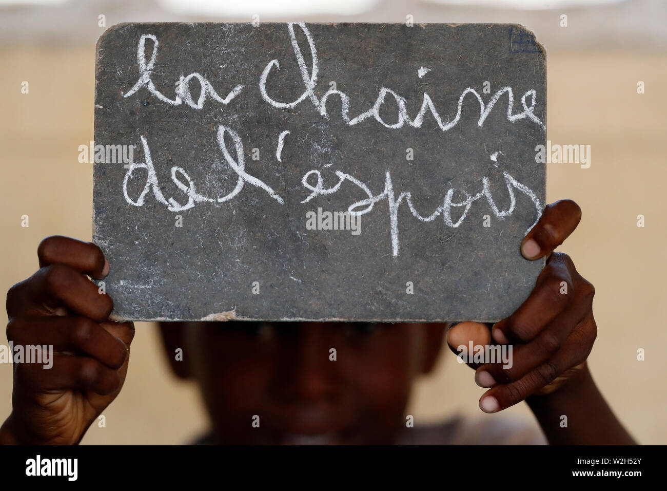 Africani scuola primaria. Bambini sponsorizzati dalla ong francese : la Chaine de l'Espoir. ( Catena di speranza ). Lomé. Il Togo. Foto Stock