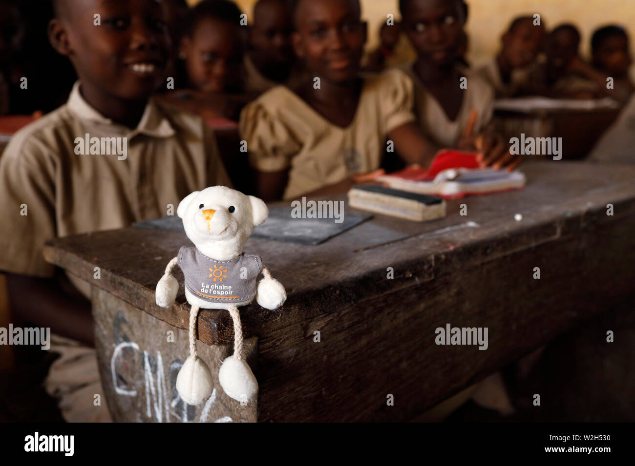 Africani scuola primaria. Bambini sponsorizzati dalla ong francese : la Chaine de l'Espoir. L'Aula. Lomé. Il Togo. Foto Stock