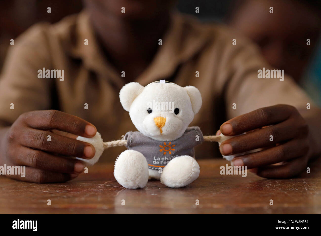 Africani scuola primaria. Bambino sponsorizzato da ong francese : la Chaine de l'Espoir. ( Catena di speranza ). Lomé. Il Togo. Foto Stock